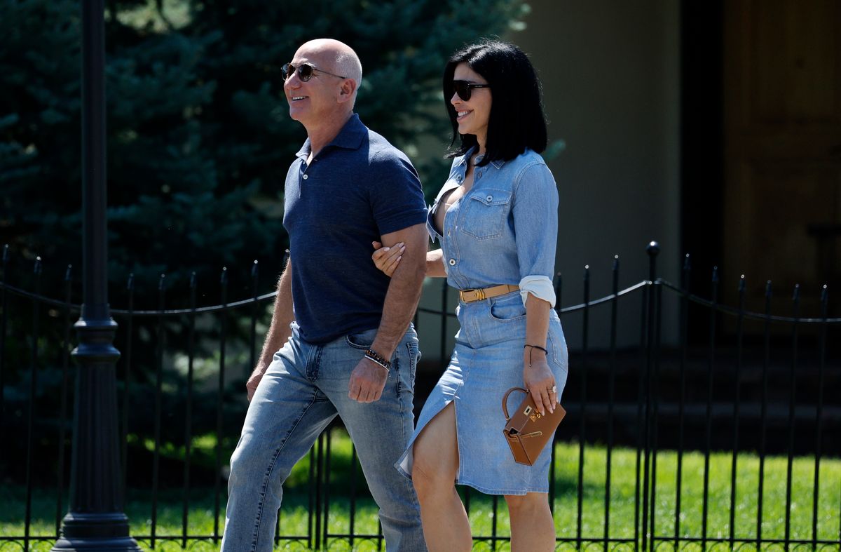 Jeff Bezos, fundador de Amazon.com Inc., y Lauren Sanchez caminan después de la sesión matutina durante la Conferencia Allen & Company Sun Valley el 11 de julio de 2024 en Sun Valley, Idaho. 