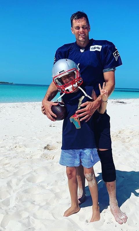 Tom Brady disfrutando de la playa con sus hijos