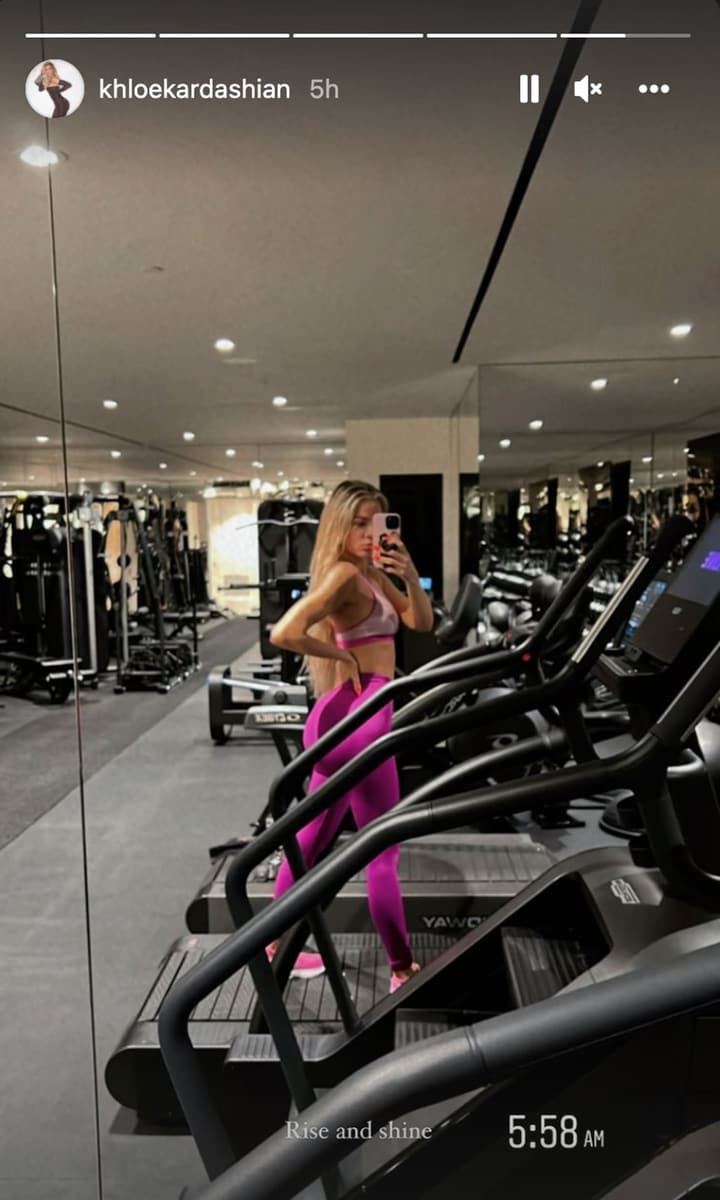 Khloé Kardashian posts selfies in the gym