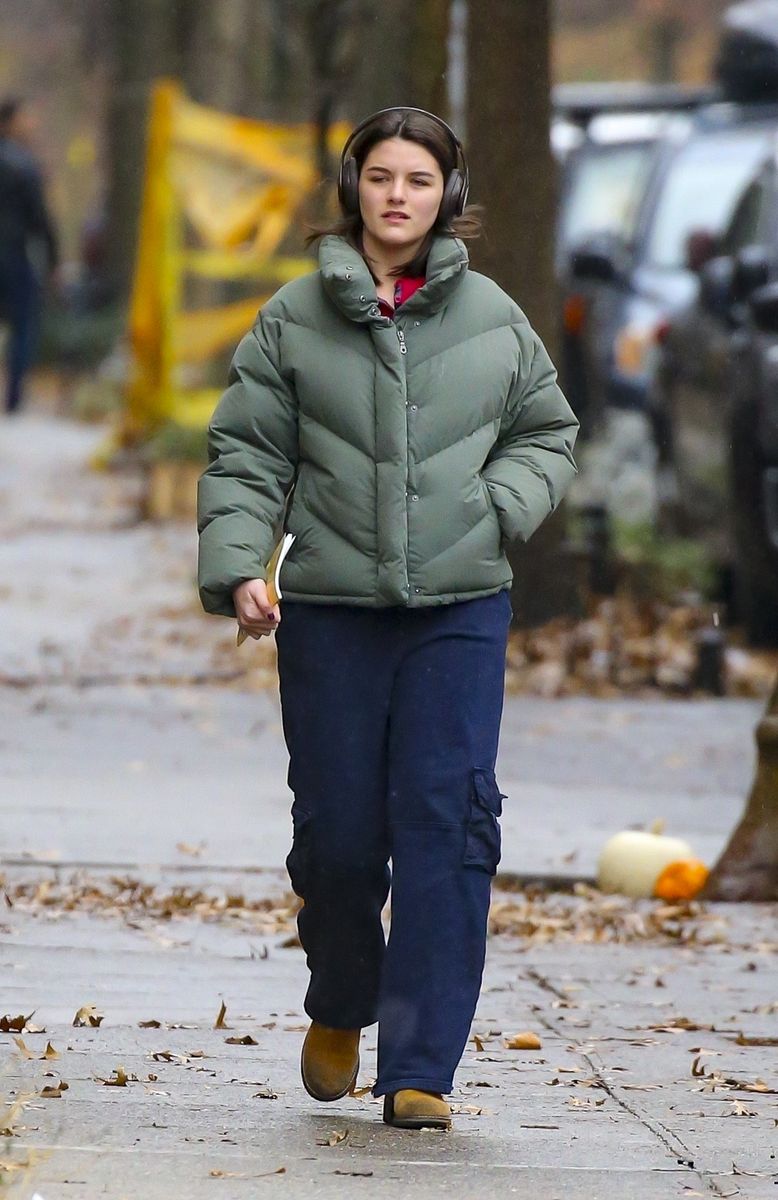 Suri Cruise sale a tomar un café antes de Navidad en la ciudad de Nueva York.