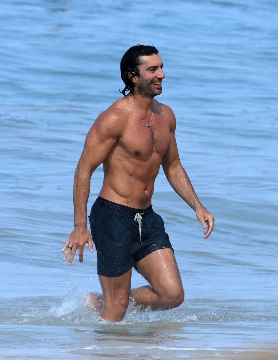 Photo © 2025 Backgrid/The Grosby Group

EXCLUSIVE
Hawaii, February 13, 2025 

Actor Justin Baldoni spotted enjoying a morning surf in Hawaii amid the ongoing legal drama with his 'It Ends With Us' co-star Blake Lively.
----
El actor Justin Baldoni fue visto disfrutando de una mañana de surf en Hawaii en medio del drama legal en curso con su coprotagonista de "Romper El Círculo", Blake Lively.