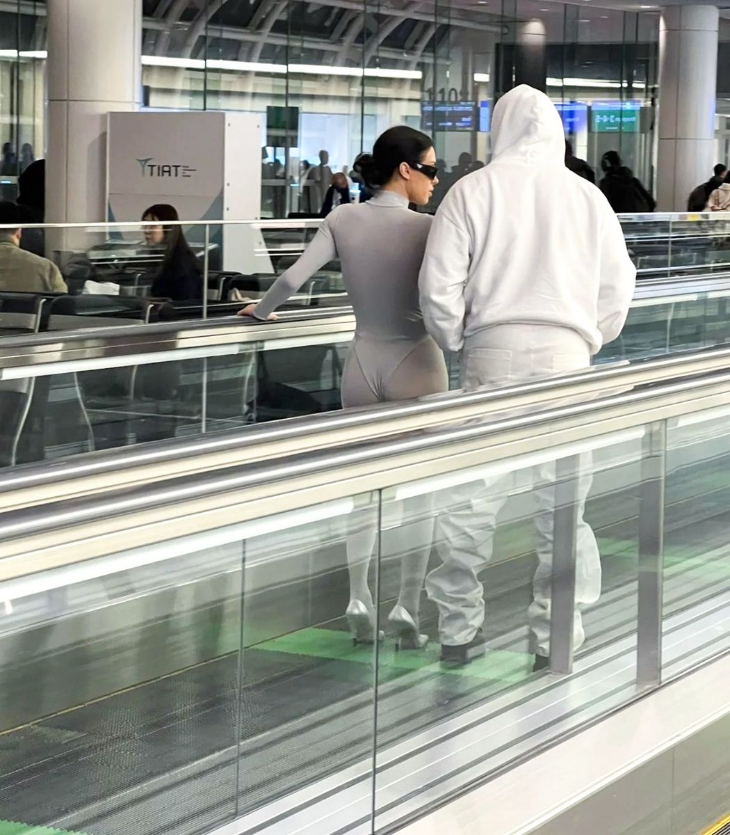 Photo © 2025 Backgrid/The Grosby Group 

Tokyo, January 30, 2025. 
Kanye West and Bianca Censori make their way through Haneda Airport in Tokyo, seemingly en route to Los Angeles. 
*** 
Kanye West y Bianca Censori se dirigen al aeropuerto de Haneda en Tokio, aparentemente rumbo a Los Ángeles. 