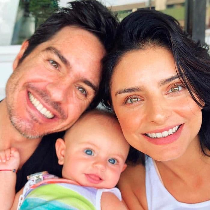 Aislinn Derbez, Mauricio Ochmann and their daughter