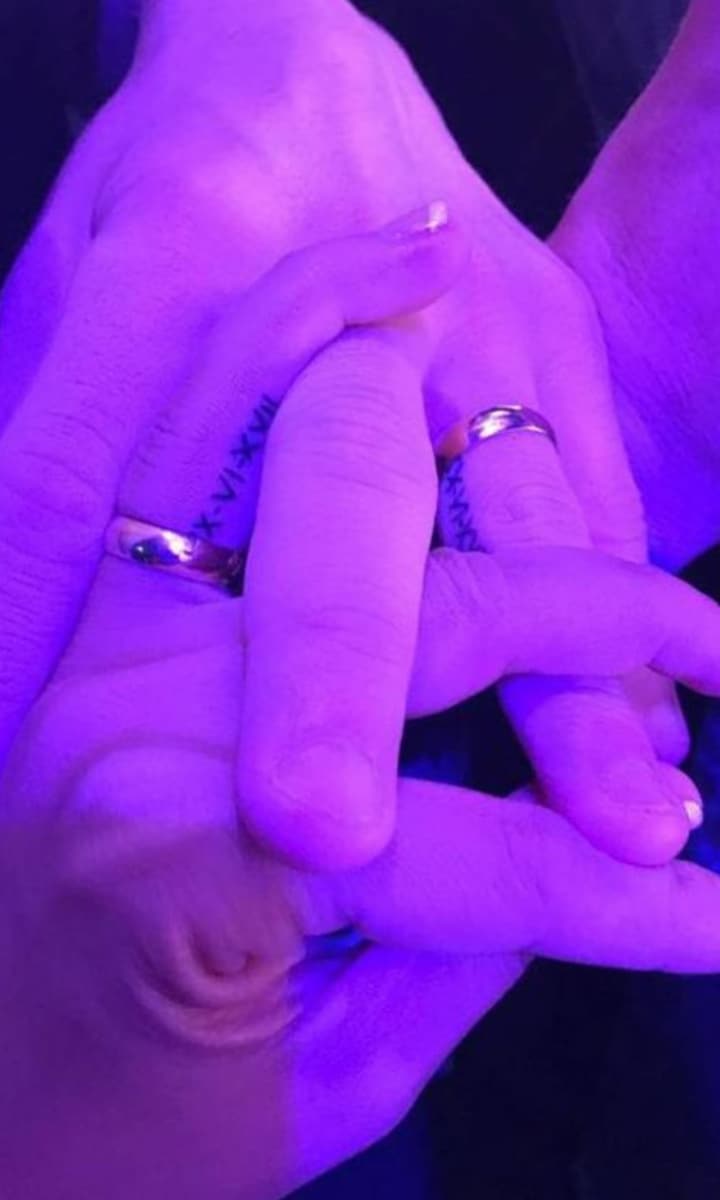 Antonela's matching finger tattoos