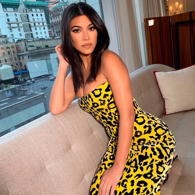 Kourtney Kardashian con dress animal print