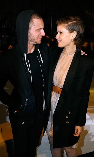 Jamie Bell and Kate Mara were arm-in-arm during the H&M presentation.
<br>
Photo: Getty images