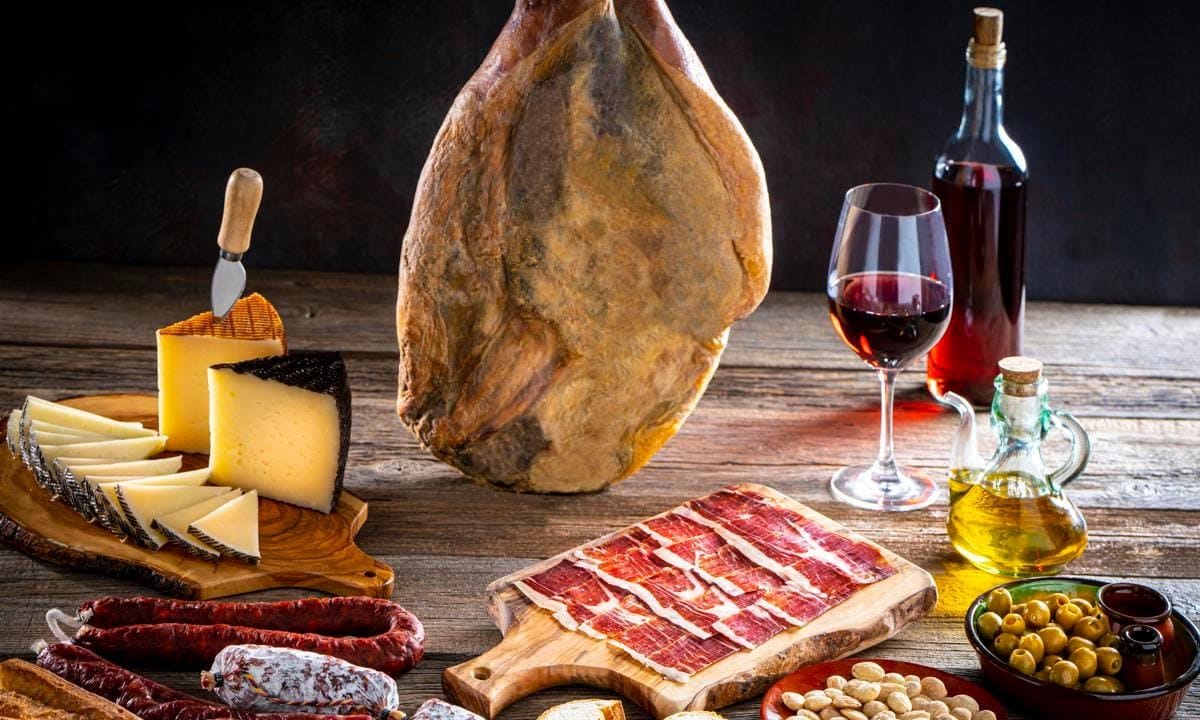 Tabla de ibericos acompanada de un buen vino