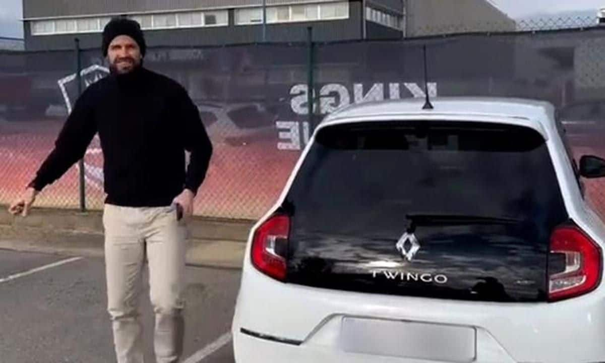 Gerard Piqué en un Twingo