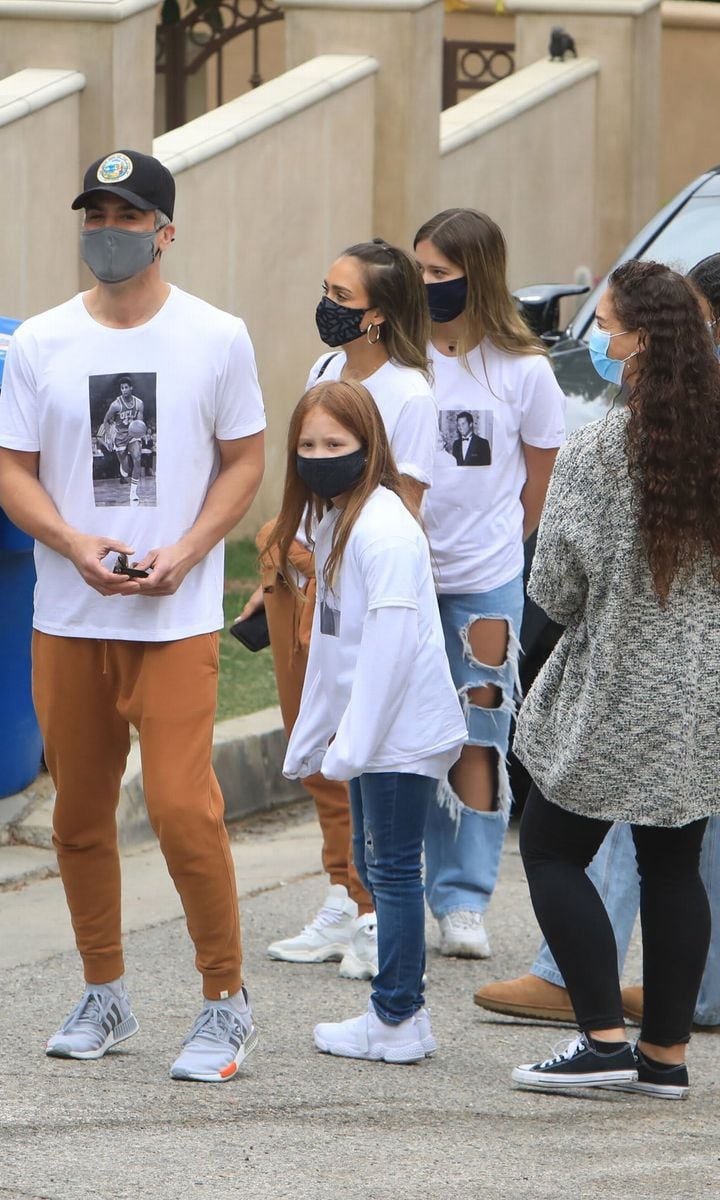 Jessica Alba and family in matching t shirts