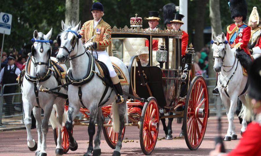 queen-elizabeth-trooping-colour