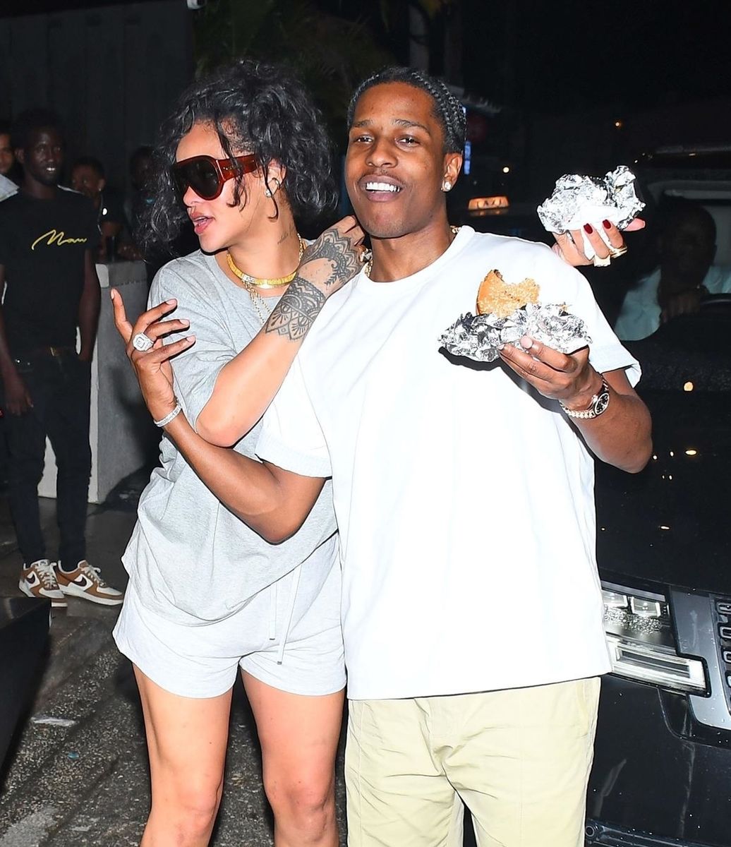 Photo Â© 2024 Backgrid UK/The Grosby Group

EXCLUSIVE
Barbados, BARBADOS  - Superstar Singer Rihanna was spotted at the Zouk nightclub on the West Coast of Barbados ahead of her Fenty Beauty Caribbean launch party.  The Barbadian Singer came out and stopped to pose for a picture with Ras the Burger guy and ordered hotdogs and burgers for everybody. After devouring a hotdog and a burger with her beau ASAP Rocky, Rihanna mingled and talked with a few people before leaving. Rihanna is seen in good spirits ahead of her Fenty Beauty event which is held on November 7th on the island. *** Rihanna fue vista en el club nocturno Zouk en la costa oeste de Barbados antes de su fiesta de lanzamiento de Fenty Beauty en el Caribe. La cantante de Barbados saliÃ³ y se detuvo a posar para una foto con Ras el hamburguesero y pidiÃ³ perritos calientes y hamburguesas para todos. DespuÃ©s de devorar un perrito caliente y una hamburguesa con su novio ASAP Rocky, Rihanna se mezclÃ³ y hablÃ³ con algunas personas antes de irse. Se ve a Rihanna de buen humor antes de su evento Fenty Beauty que se celebra el 7 de noviembre en la isla.

Pictured: Rihanna - ASAP Rocky