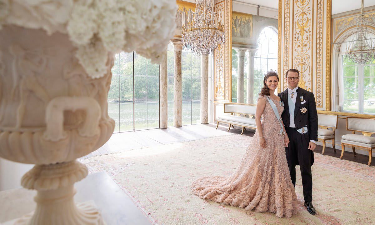 The royal couple’s wedding anniversary photo session took place at Gustav III’s Pavilion at Haga Park