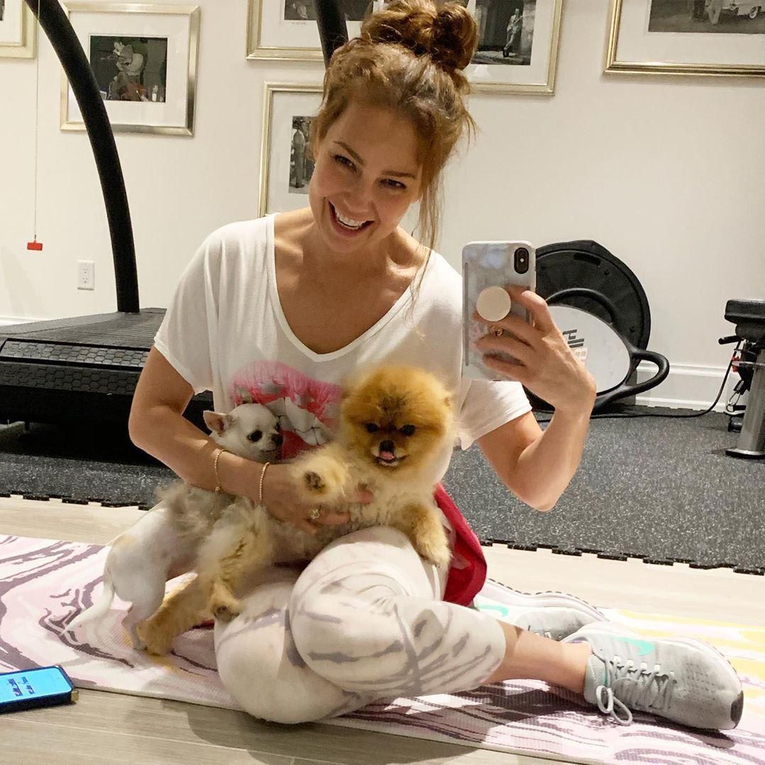 Thalia's little dog is caught on camera