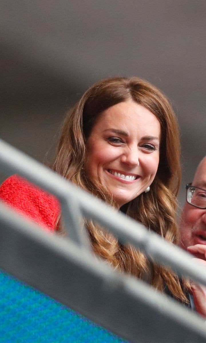 Kate flashed a bright smile in the stands.