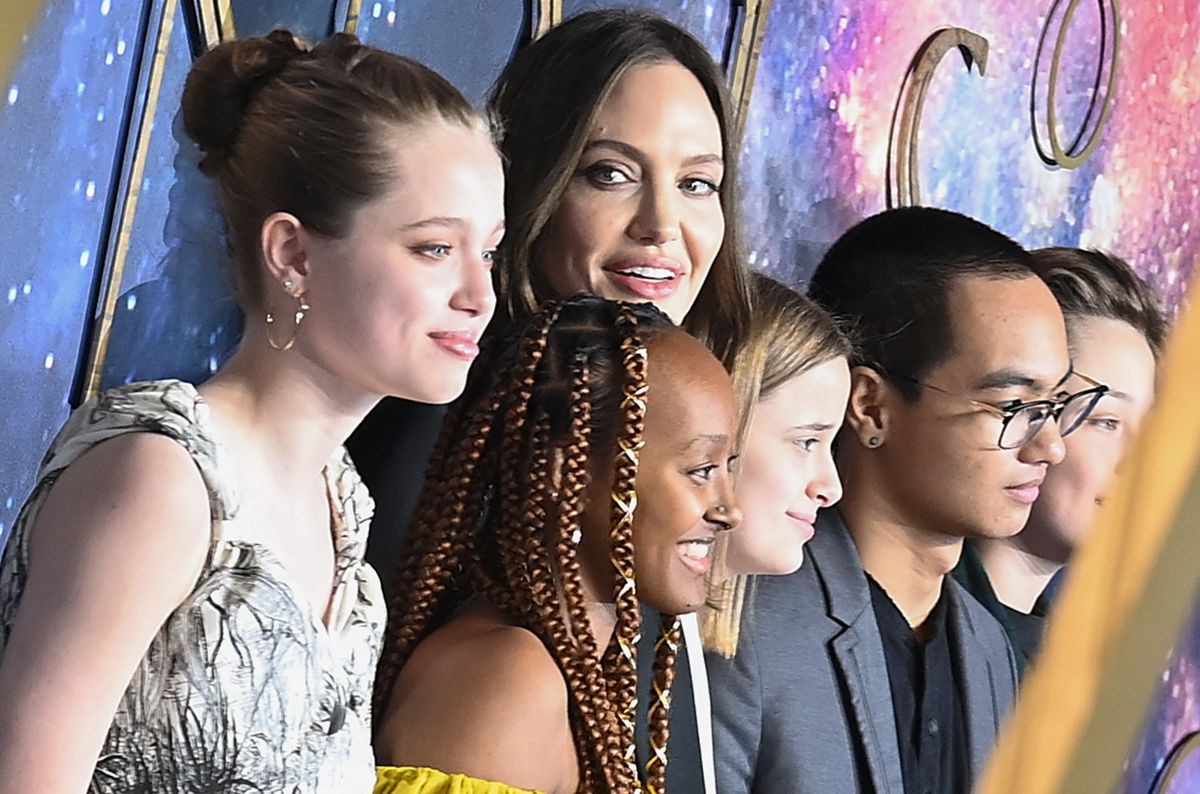  (L to R) Shiloh Jolie-Pitt, Zahara Jolie-Pitt, Angelina Jolie, Vivienne Jolie-Pitt, Maddox Jolie-Pitt and Knox Jolie-Pitt attend the UK Gala Screening of "The Eternals" at the BFI IMAX Waterloo on October 27, 2021 in London, England. (Photo by David M. Benett/Dave Benett/WireImage)