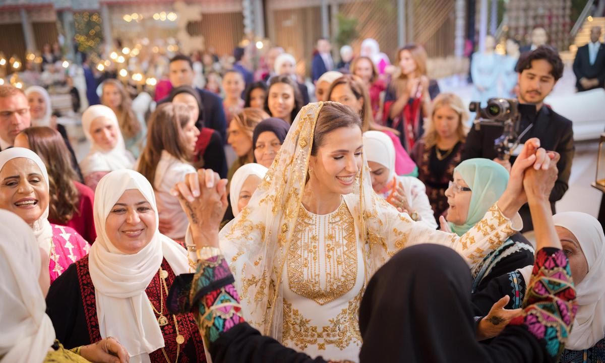 The party featured performances of traditional Jordanian and Saudi songs by local artists Nedaa Shrara, Diana Karazon, and Zain Awad, in addition to performances by Haleem Musical Group, Al Salt Girls Band, and Misk Dance Company, as well as a Zaffeh for the bride to be and Henna drawing for guests.