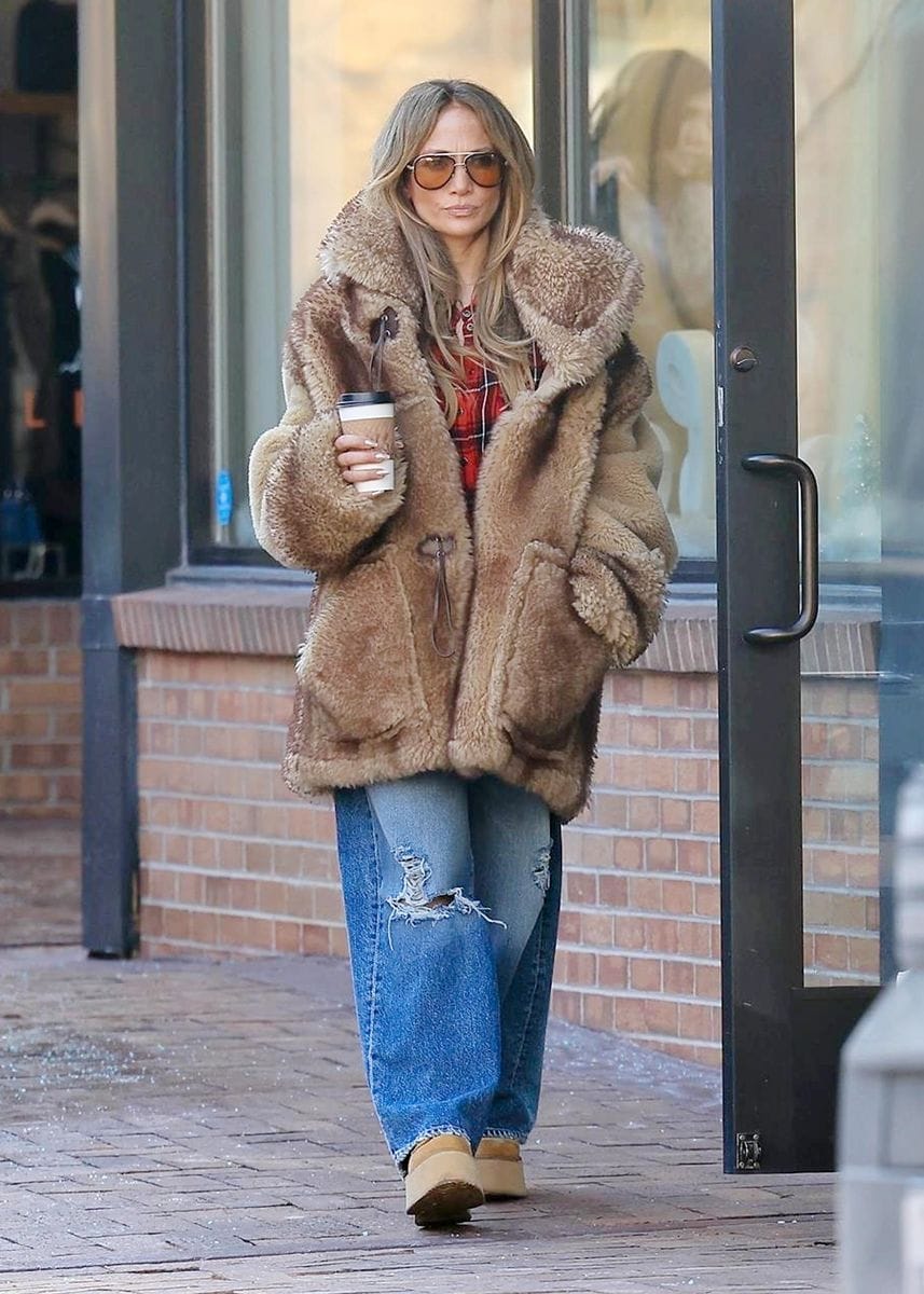 Jennifer Lopez, her mom Guadalupe Rodríguez, manager, Benny Medina, and a few family members were spotted getting coffee and doing some Christmas shopping in Aspen this afternoon.