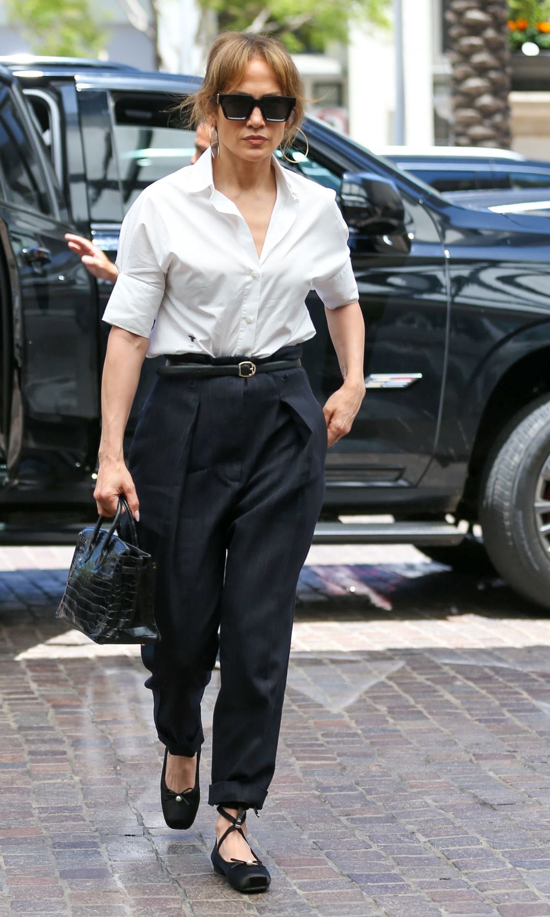 Jennifer Lopez wearing a minimalist and elegant look this summer