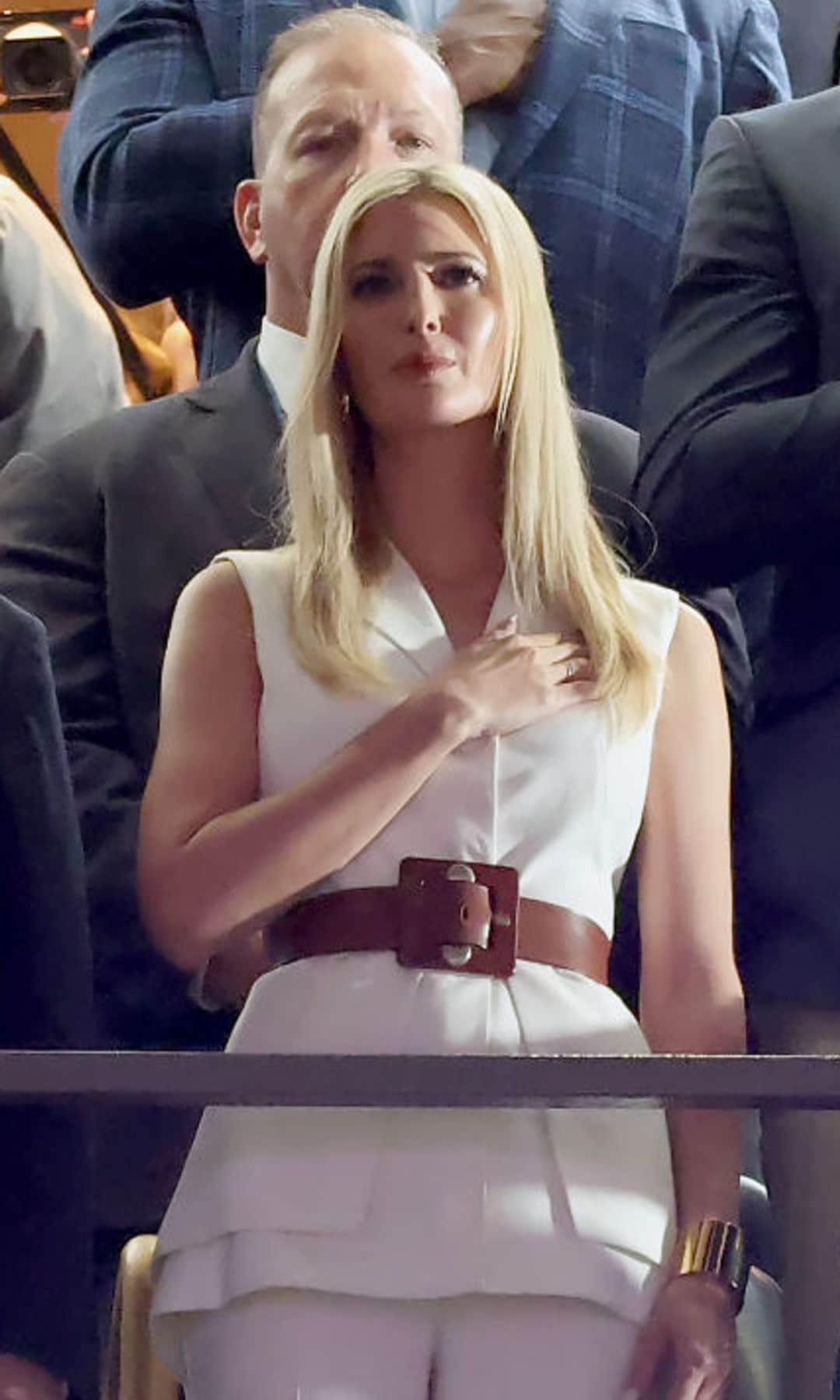 Donald Trump saluda mientras Ivanka Trump coloca su mano sobre el corazón durante el himno nacional en el Super Bowl LIX en Nueva Orleans.