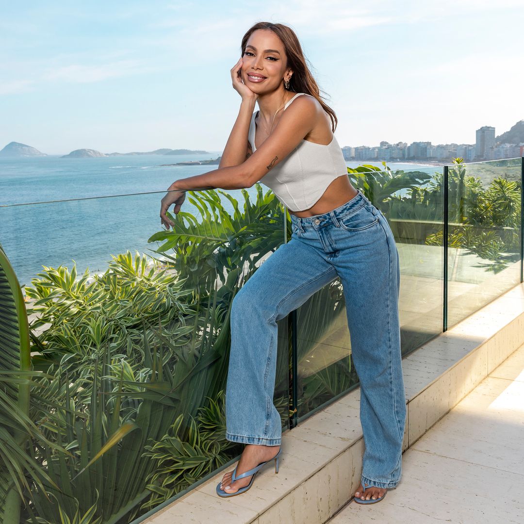 Anitta invites fans to celebrate Carnival in Rio by her side