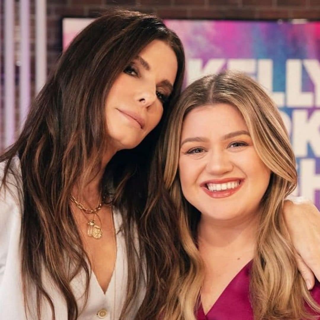 Kelly Clarkson sweats in front of Sandra Bullock and they might be best friends now