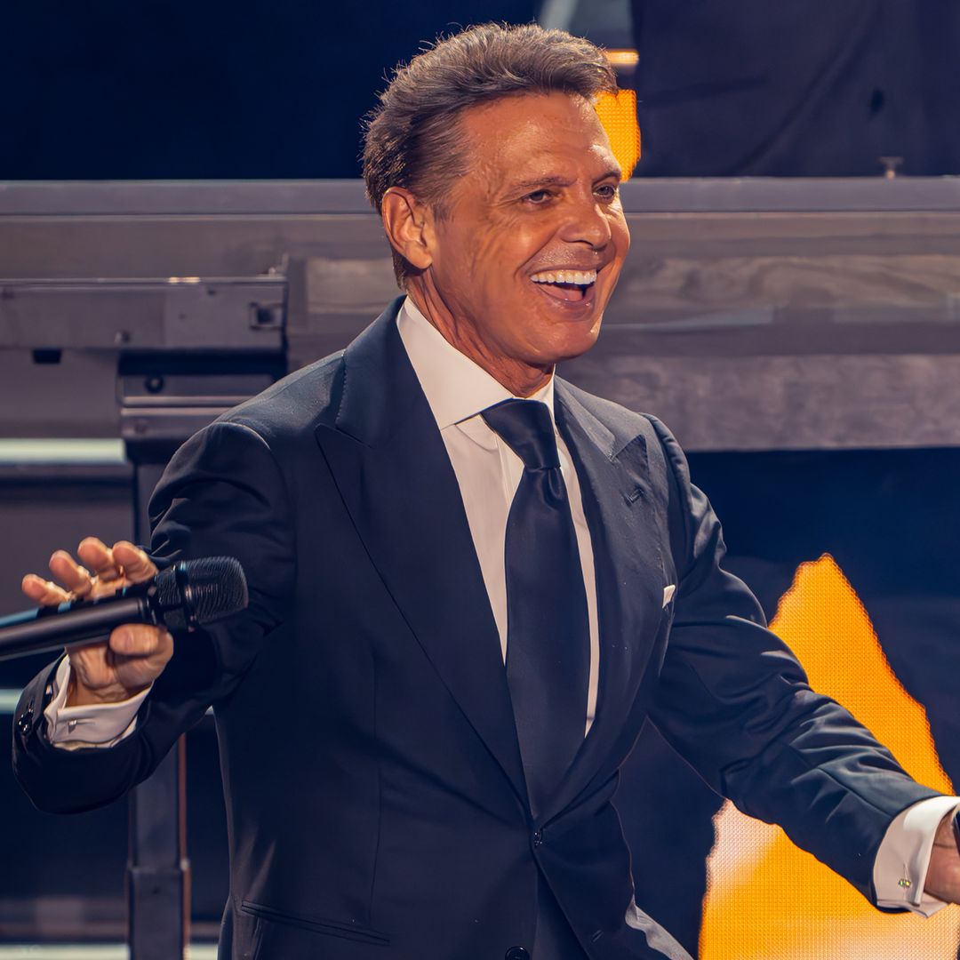 Luis Miguel gets tearful singing 'La Incondicional' at a recent show