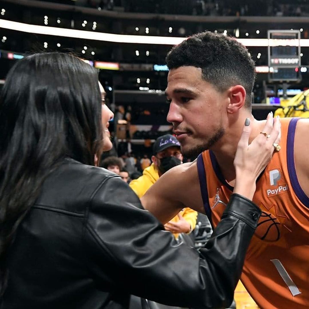 Kendall Jenner kisses her boyfriend Devin Booker in NBA game