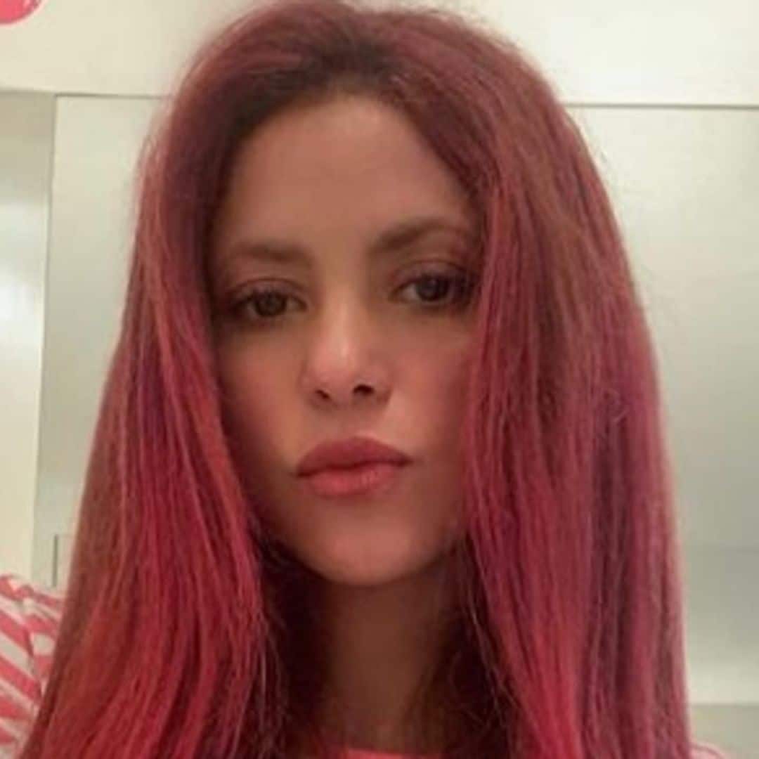Shakira dyes hair wrong color and the result is epic