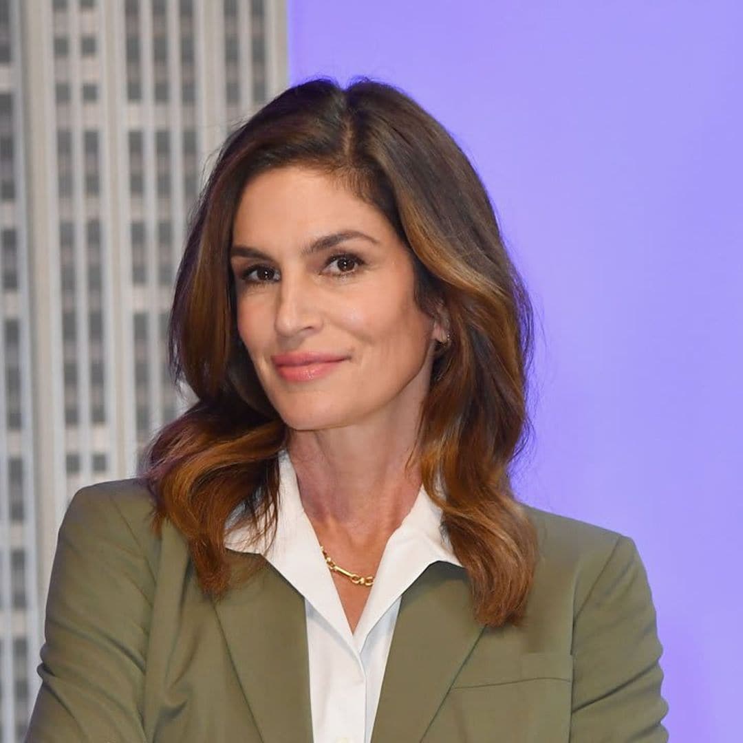 Cindy Crawford proved that she doesn’t age in a recreated photoshoot