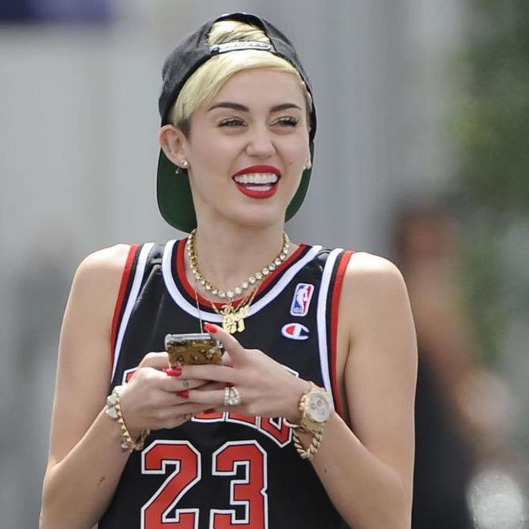 Miley Cyrus prank texts fans and we can’t stop laughing