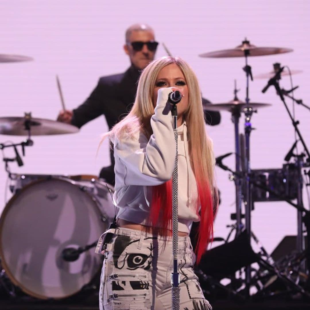 Avril Lavigne performs her new single “Bite Me” with Travis Barker on ‘Ellen’