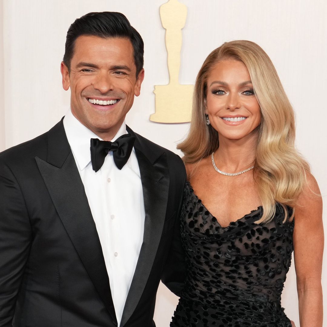 Kelly Ripa and a 'defensive' Mark Consuelos have a hilarious discussion about 'grey divorces'