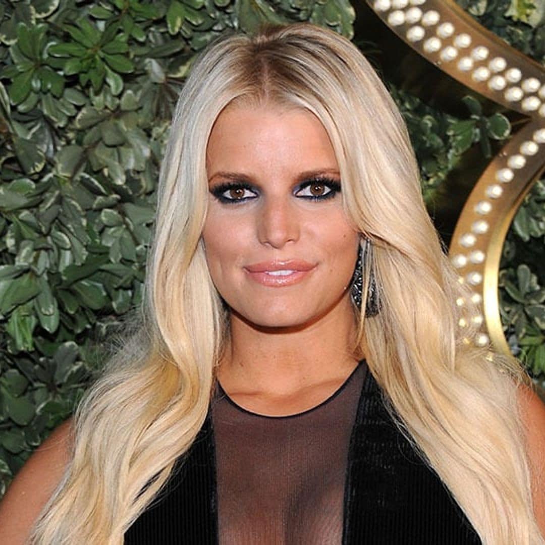 Jessica Simpson shows off her 'dangerous curves' in Mexico