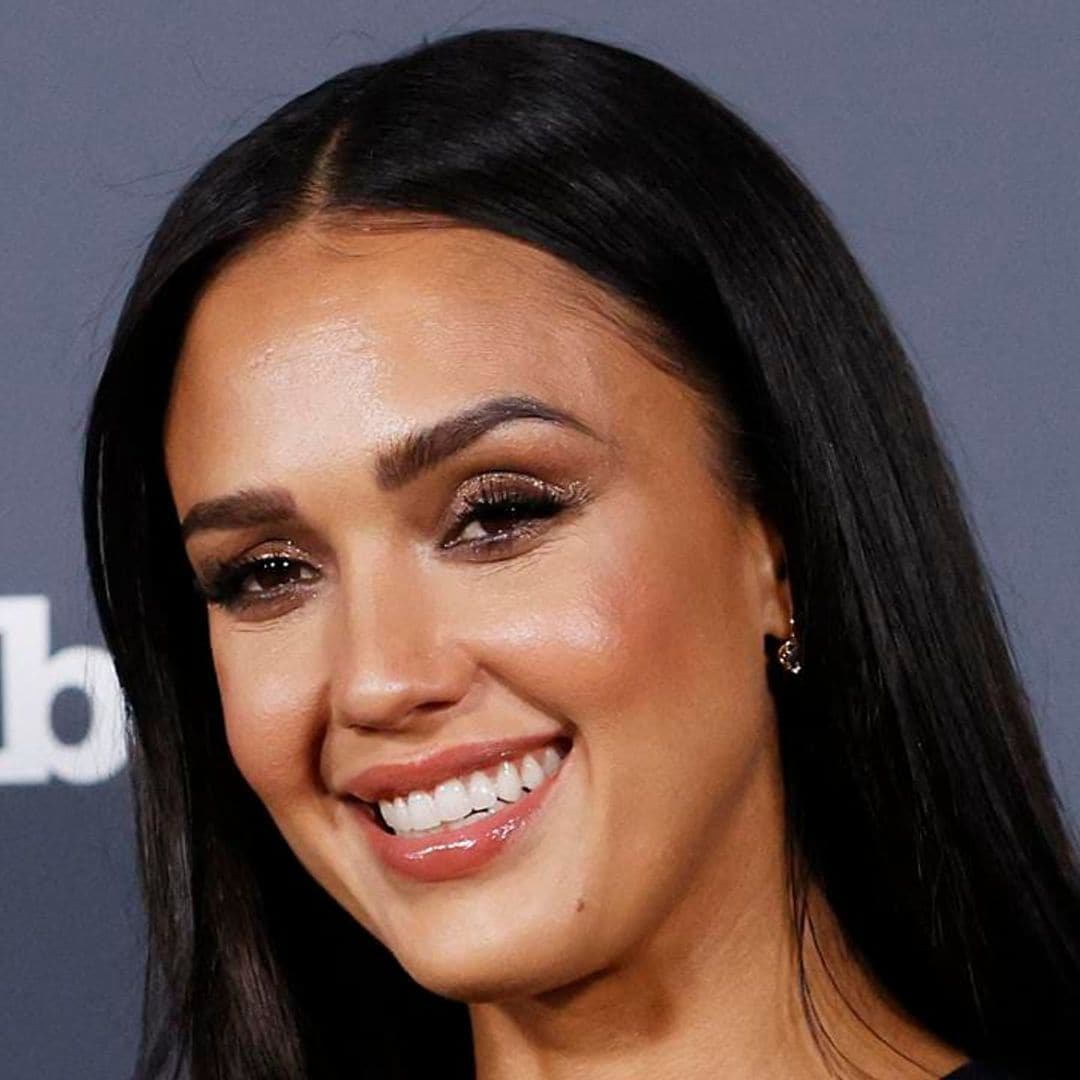 Breakdown of Jessica Alba’s Dia de Los Muertos makeup [VIDEO]