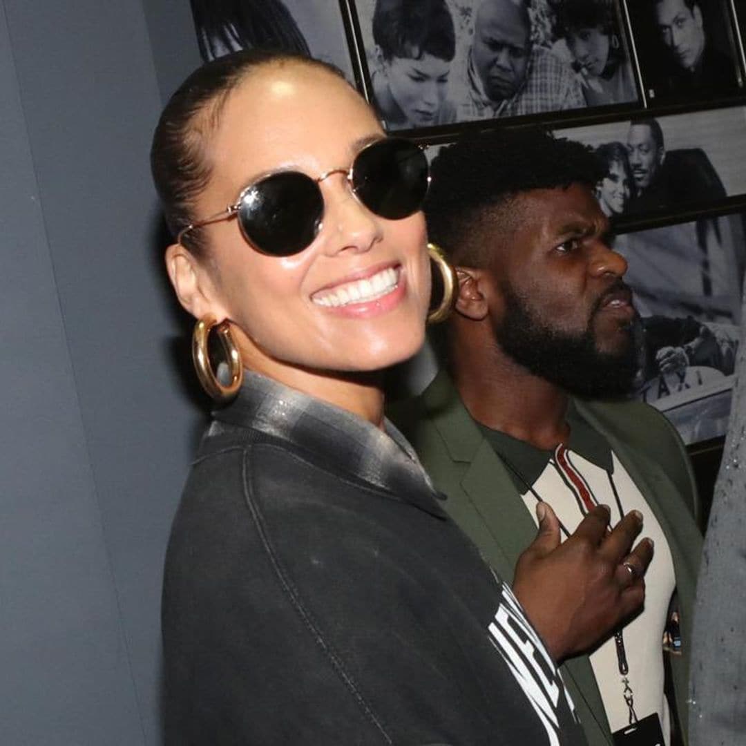 Alicia Keys shows off her abs while she enjoys herself in Bogotá