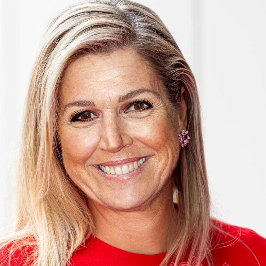 See Queen Maxima pose for an adorable photo with a hedgehog