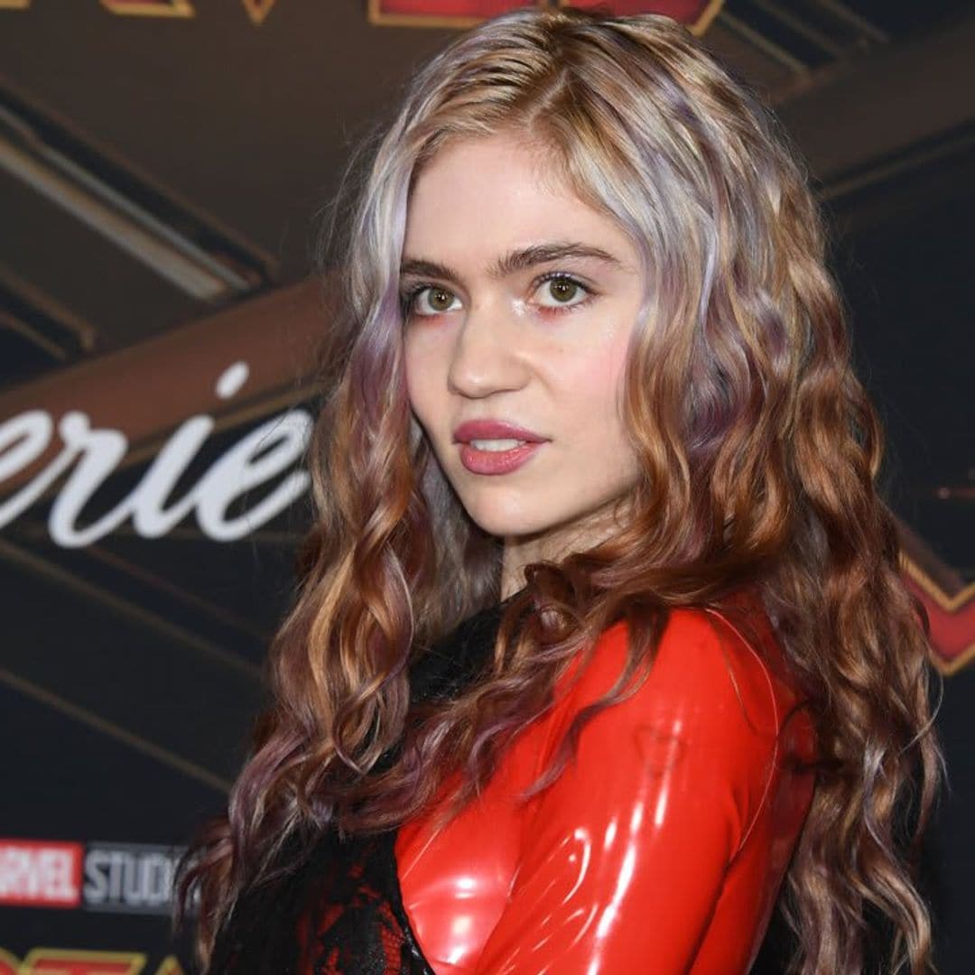 Grimes shows off the ‘beautiful alien scars’ she had tattooed on her back