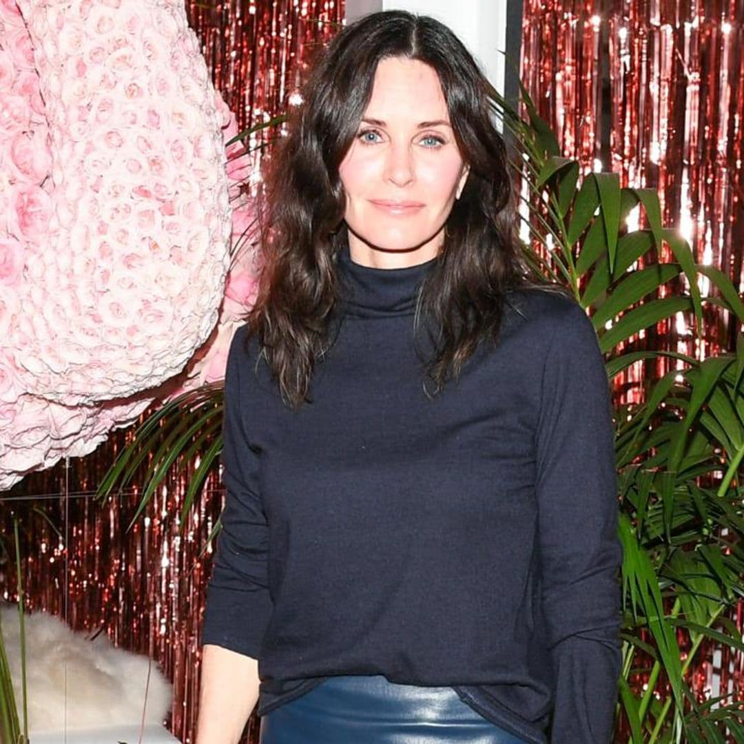 Courteney Cox recreated one of the most iconic ‘Friends’ scenes and it’s beyond amazing