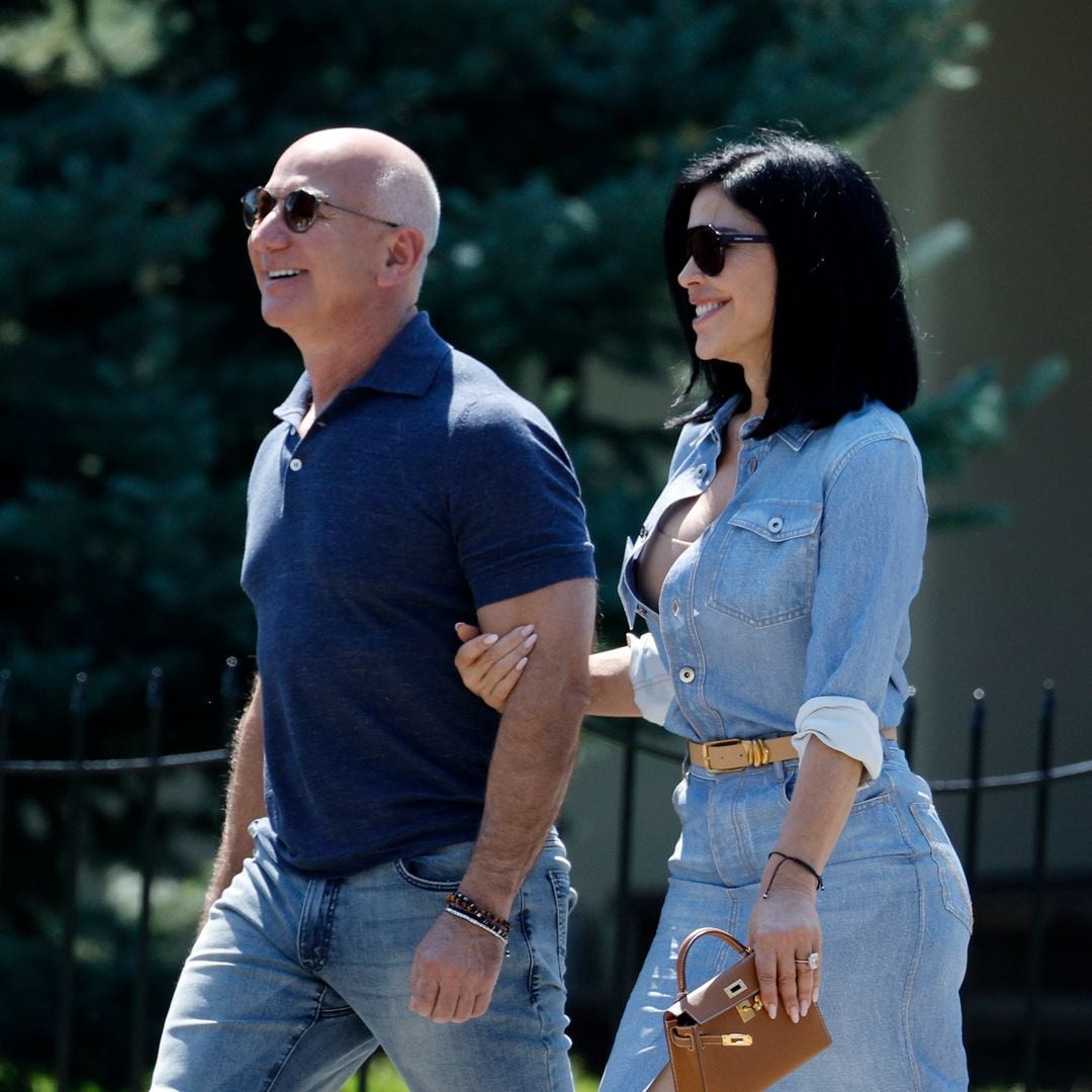 Jeff Bezos and Lauren Sánchez arrive in Los Angeles on their new $80 million private jet