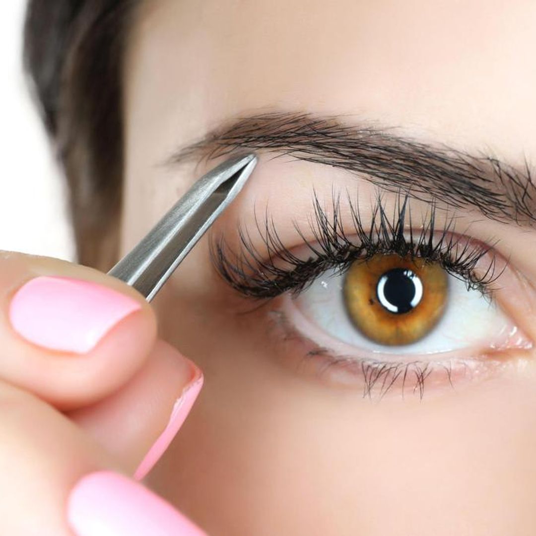 Pluck your eyebrows at home like an expert in 6 easy steps