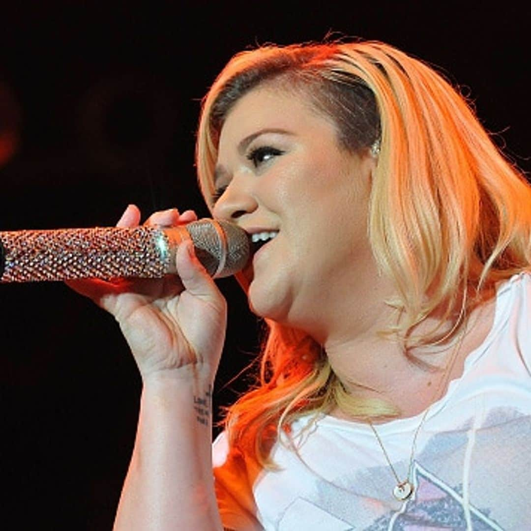 Kelly Clarkson's cover of Miley Cyrus' 'Wrecking Ball' is truly amazing