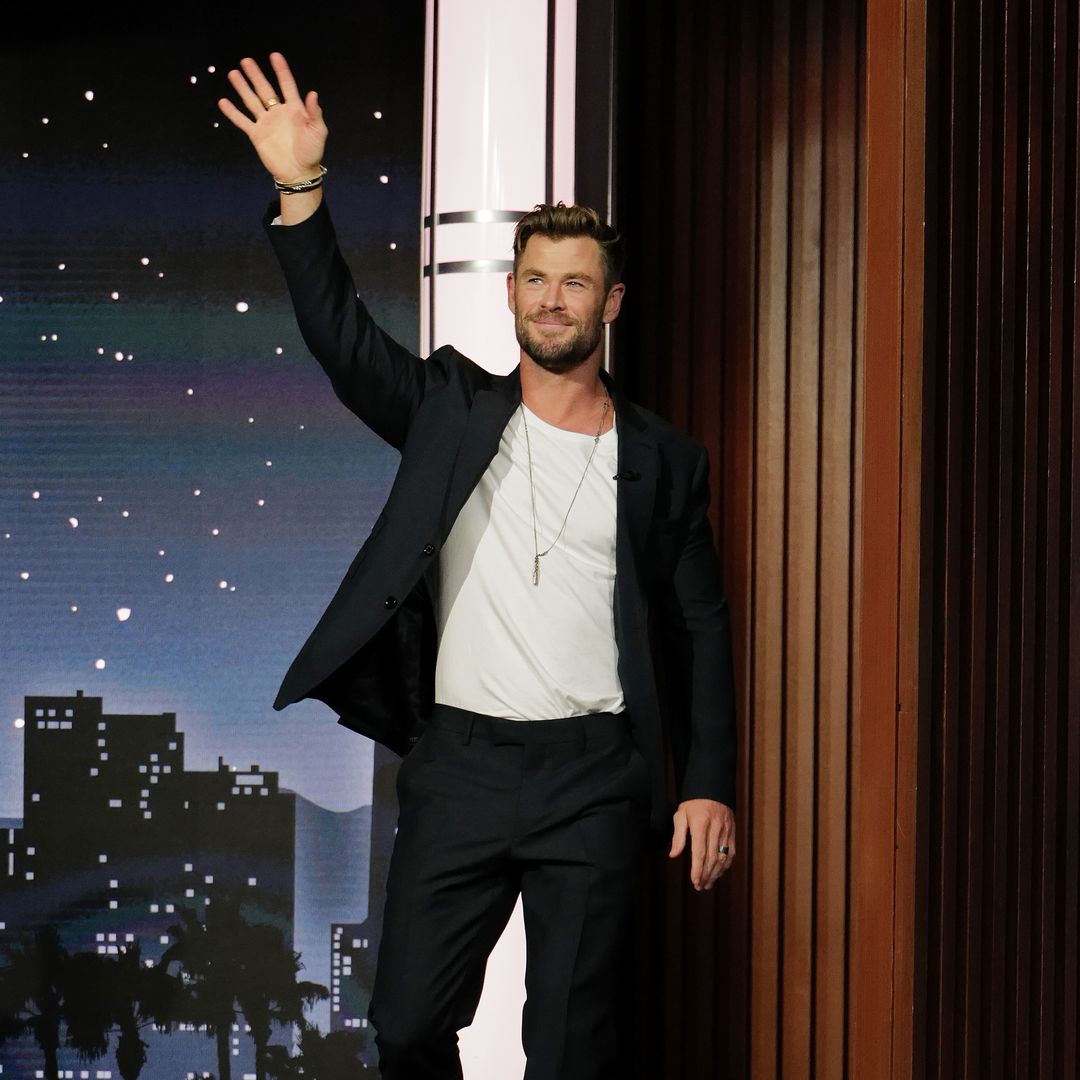 Chris Hemsworth cuts fan hair to resemble the bowl haircut he usually gives to his twin sons