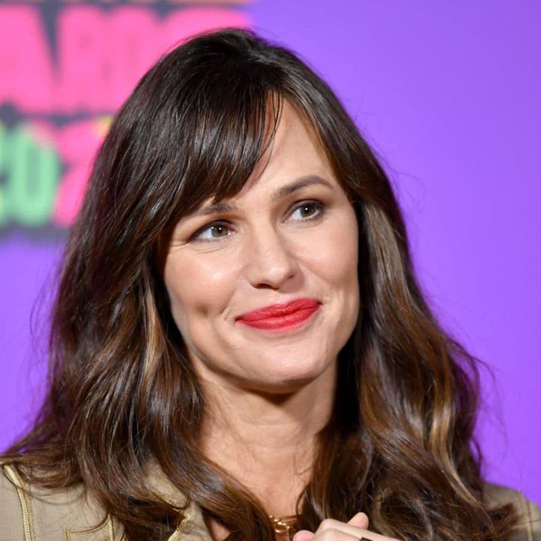 Jennifer Garner pretends she has a cooking show and makes beef and Cheese empanadas [RECIPE]