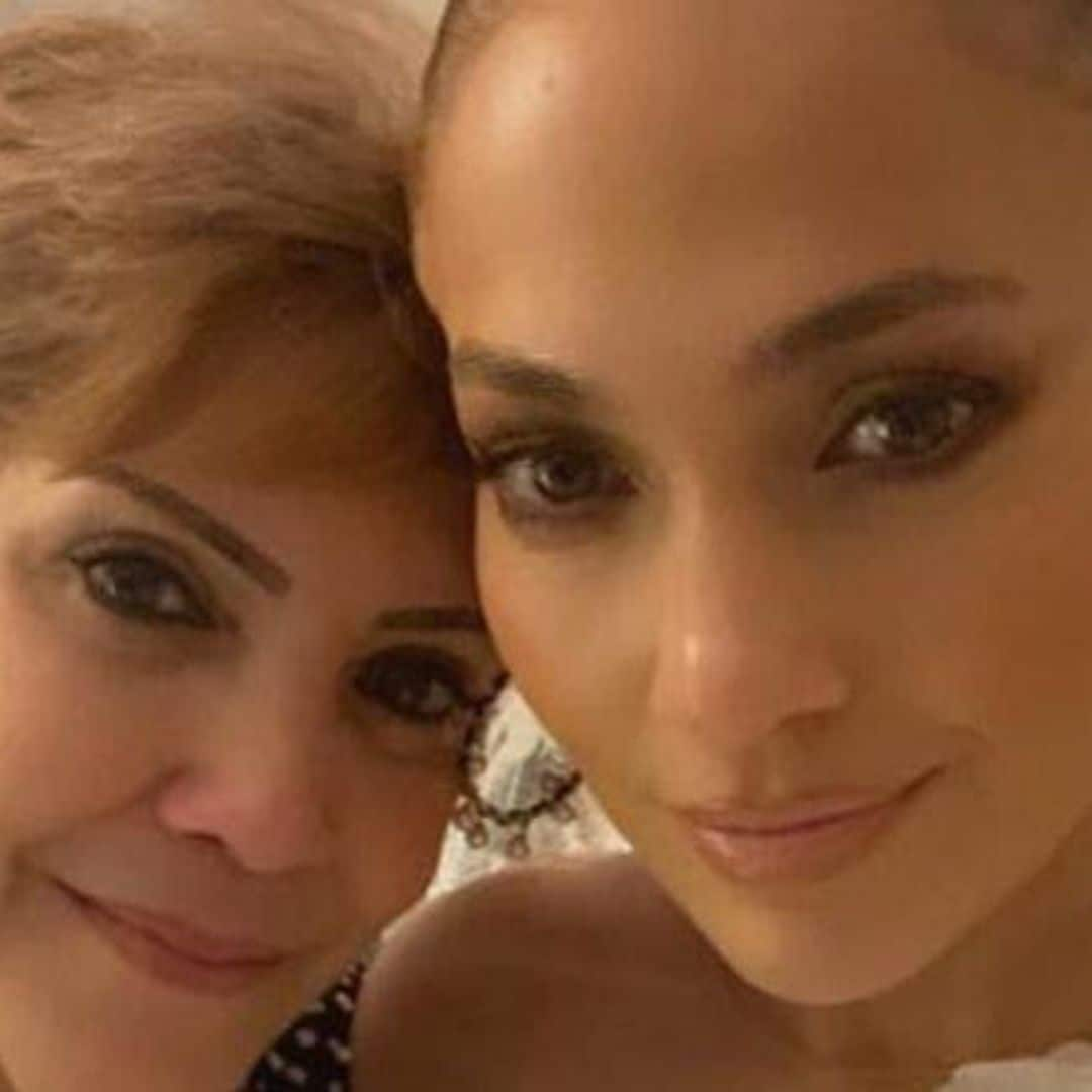 Jennifer Lopez and her mom look like twins in new holiday selfie