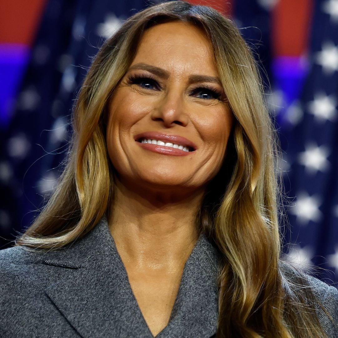 Melania Trump's stunning Versace dress steals the show at Mar-a-Lago's ...