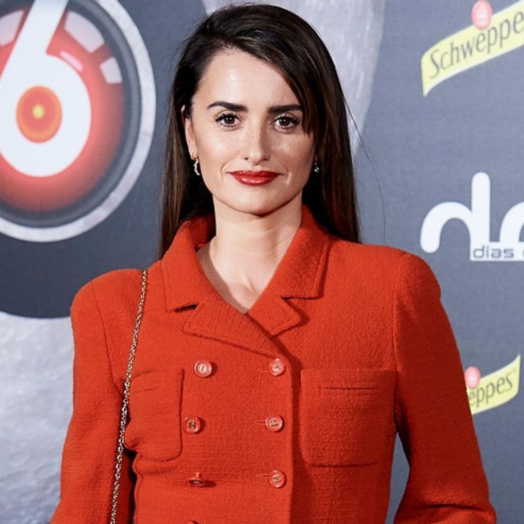 See how Penelope Cruz uses leather pants to create a 'legs for days' optical illusion