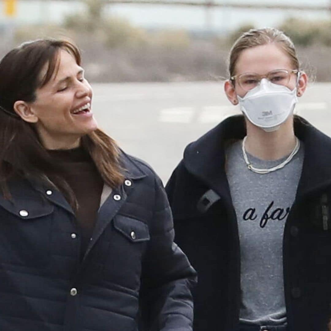 Jennifer Garner smiles with her daughter Violet as she returns home for Thanksgiving break