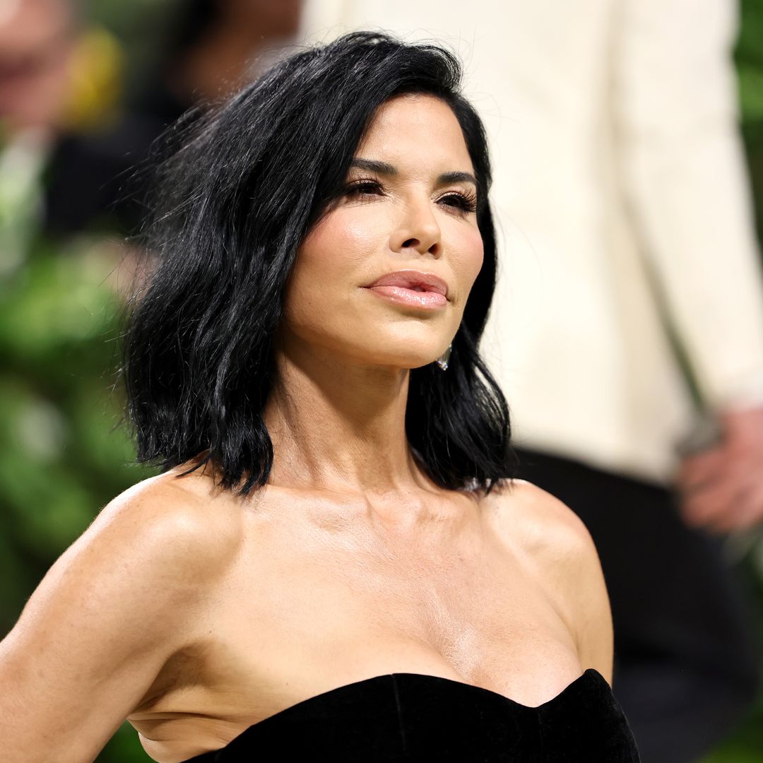 Lauren Sanchez shines in Schiaparelli's red nails dress, previously modeled by Kendall Jenner