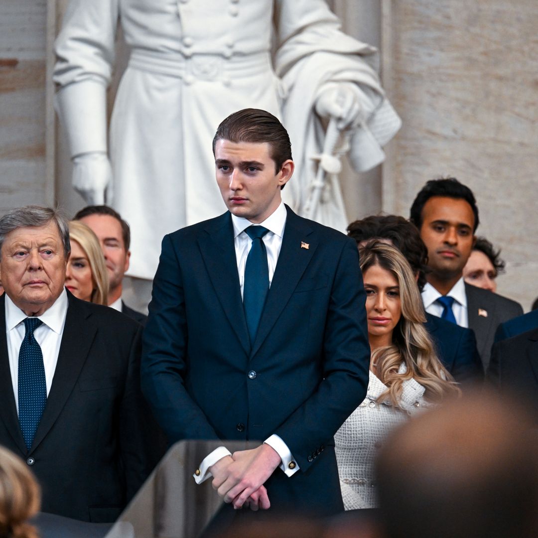 Barron Trump presume su nuevo look durante la toma de posesión de su padre