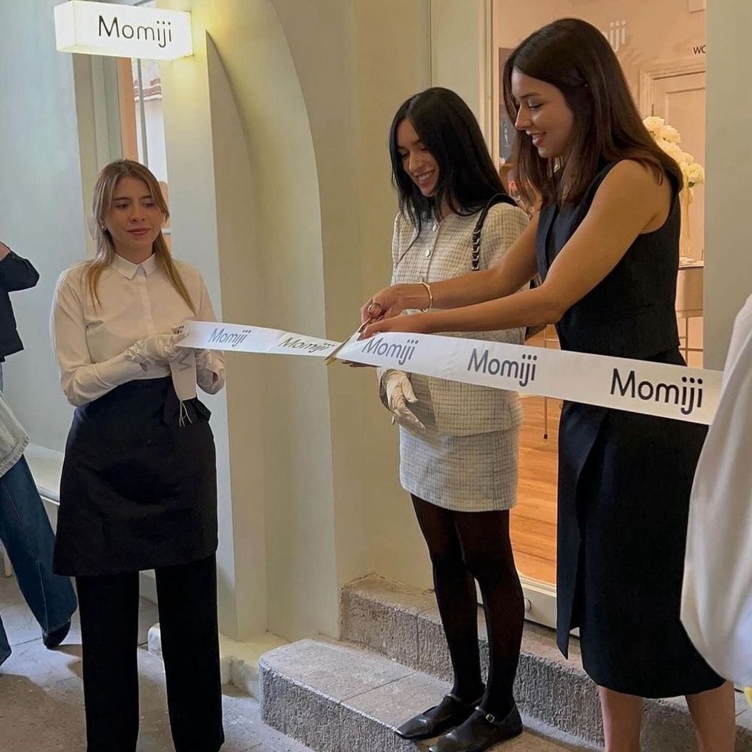 Sisters cutting the ribbon in the opening of the Momiji Café CDMX 